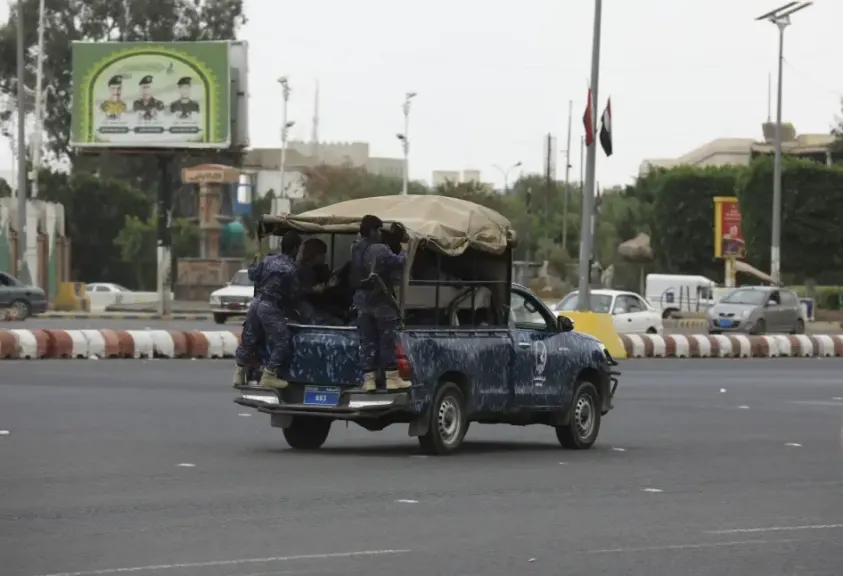 الحكومة اليمنية تحذر من تدهور إنساني إضافي بعد تصعيد خطير للحوثيين بصنعاء